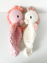 Load image into Gallery viewer, Sirena Seahorse Crochet Pattern