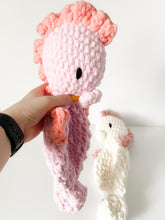 Load image into Gallery viewer, Sirena Seahorse Crochet Pattern